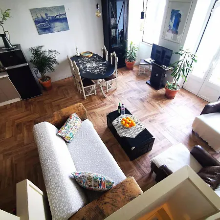 דירה Charming Portuguese Style Apartment, For Rent 